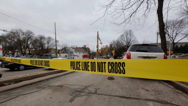 Al menos cinco fallecidos y más de 40 heridos por un atropello durante un desfile navideño en Wisconsin Al menos cinco fallecidos y más de 40 heridos por un atropello durante un desfile navideño en Wisconsin