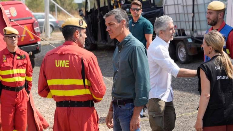 Sánchez anuncia que el martes se reconocerá la emergencia en zonas incendiadas Sánchez anuncia que el martes se reconocerá la emergencia en zonas incendiadas