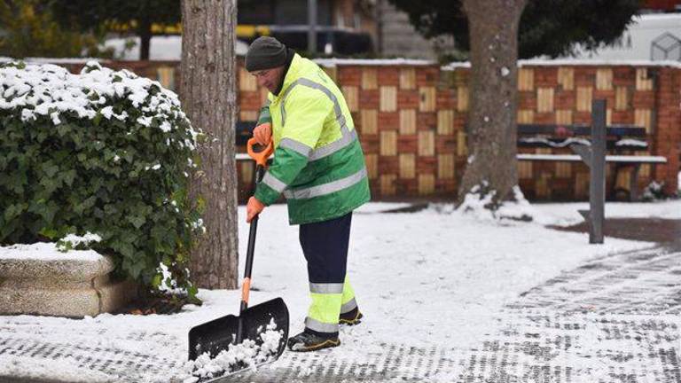 Casi toda España está hoy en aviso amarillo o naranja por lluvias, tormentas, olas, viento, nieve o frío Casi toda España está hoy en aviso amarillo o naranja por lluvias, tormentas, olas, viento, nieve o frío