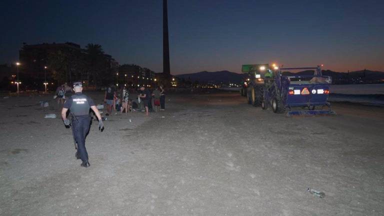 La noche de San Juan se salda en Málaga con cerca de 700 intervenciones pero sin detenidos La noche de San Juan se salda en Málaga con cerca de 700 intervenciones pero sin detenidos