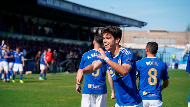 Álvaro Vázquez desata la locura en Linarejos con un gol para creer en la permanencia (2-1) Álvaro Vázquez desata la locura en Linarejos con un gol para creer en la permanencia (2-1)