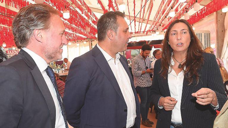 Paseo por la feria de Jaén de la secretaria general del PP andaluz