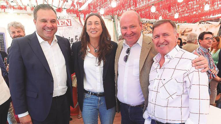 Paseo por la feria de Jaén de la secretaria general del PP andaluz