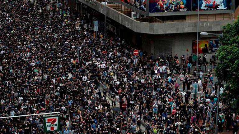 Miles de personas gritan “revolución” en Hong Kong Miles de personas gritan “revolución” en Hong Kong