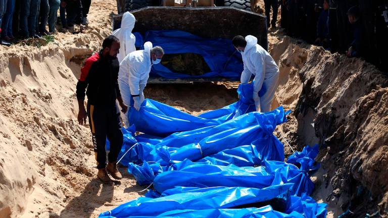 Un grupo de palestinos entierra cuerpos en Gaza. / Khaled Omar / Archivo Europa Press. 