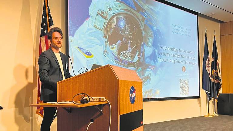 De Mengíbar a la NASA: Aventura de un ingeniero informático y de inteligencia artificial De Mengíbar a la NASA: Aventura de un ingeniero informático y de inteligencia artificial