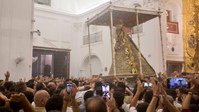 La Virgen del Rocío procesiona por la aldea almonteña tras el salto a la reja La Virgen del Rocío procesiona por la aldea almonteña tras el salto a la reja