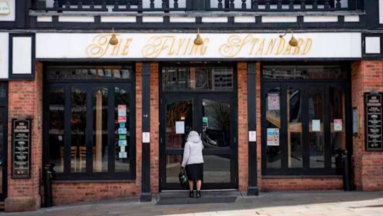 Los bares ingleses abren sus puertas después de tres meses de cuarentena