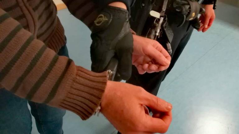 La Policía Local detiene a un hombre por presunto maltrato a su pareja La Policía Local detiene a un hombre por presunto maltrato a su pareja