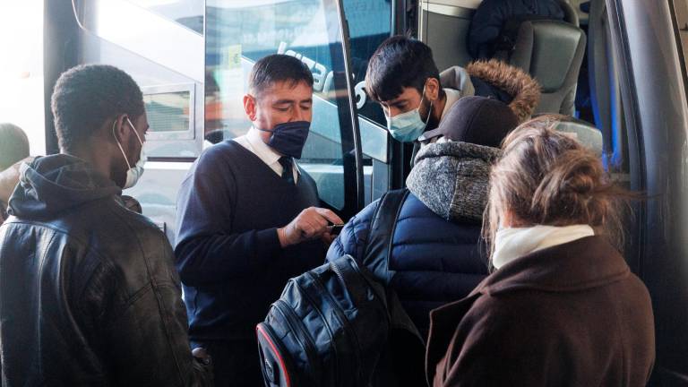 Las enfermeras recomiendan seguir utilizando la mascarilla en el transporte público Las enfermeras recomiendan seguir utilizando la mascarilla en el transporte público