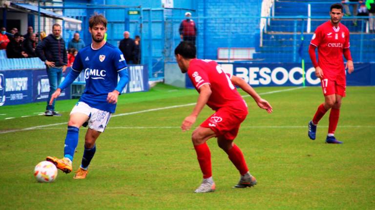 La falta de pegada condena al Linares en Ceuta (2-0) La falta de pegada condena al Linares en Ceuta (2-0)