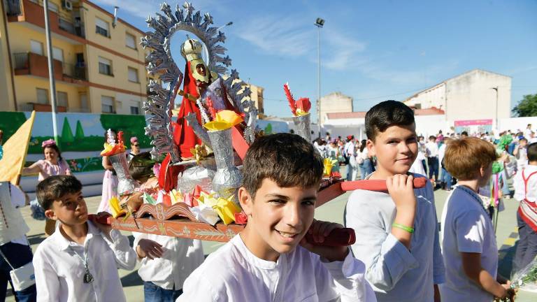 Un millar de escolares le hacen en Andújar su romería a la Virgen de la Cabeza Un millar de escolares le hacen en Andújar su romería a la Virgen de la Cabeza