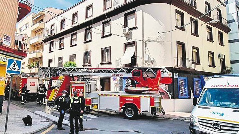 Incendio en una cocina de un piso que no tarda en sofocarse Incendio en una cocina de un piso que no tarda en sofocarse