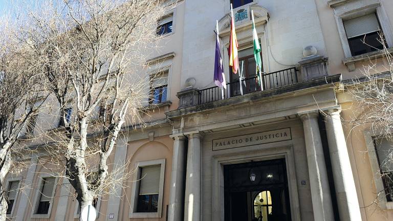 Rebaja de condena por el robo de adhesivo para su dentadura en Linares Rebaja de condena por el robo de adhesivo para su dentadura en Linares