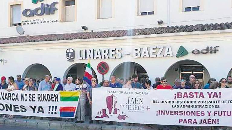 Los partidos se mueven pero el tren no vuelve a la estación