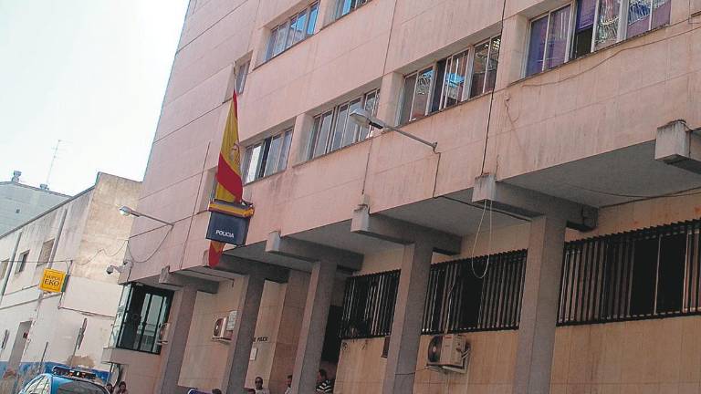 Se hace pasar por policía para robar 300 euros de una cartera Se hace pasar por policía para robar 300 euros de una cartera