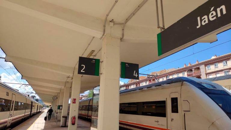 Una avería mecánica en el primer tren de Jaén a Madrid obliga a cambiar de vehículo en Marañón Una avería mecánica en el primer tren de Jaén a Madrid obliga a cambiar de vehículo en Marañón