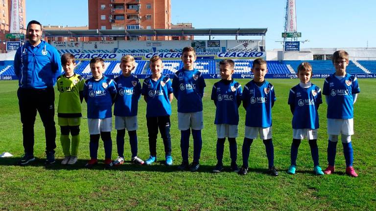 El Linares Deportivo exhibe el músculo de la cantera azulilla