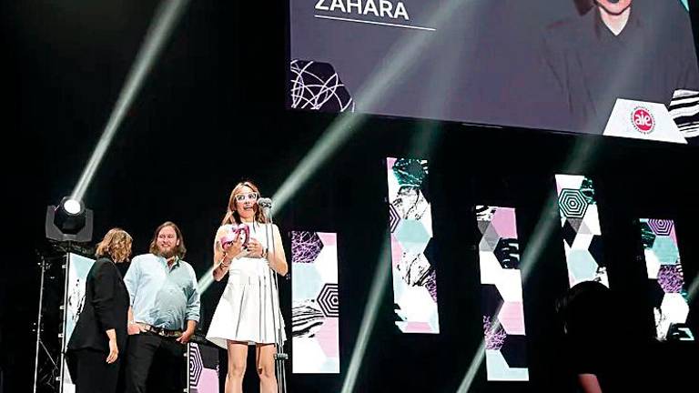 Zahara se alza con el Premio a Mejor Artista en los MIN Zahara se alza con el Premio a Mejor Artista en los MIN