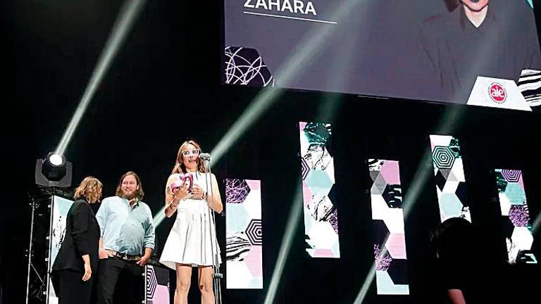 Zahara recoge el galardón en los Premios de la Música Independiente.