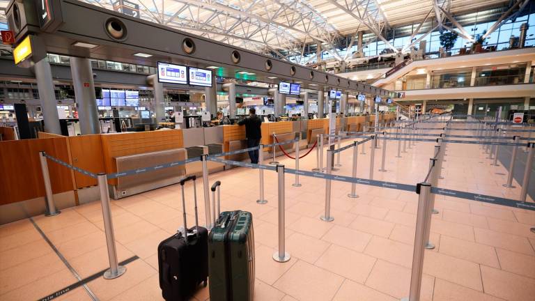 El aeropuerto de Hamburgo reinicia las operaciones tras la amenaza de atentado en uno de los vuelos El aeropuerto de Hamburgo reinicia las operaciones tras la amenaza de atentado en uno de los vuelos