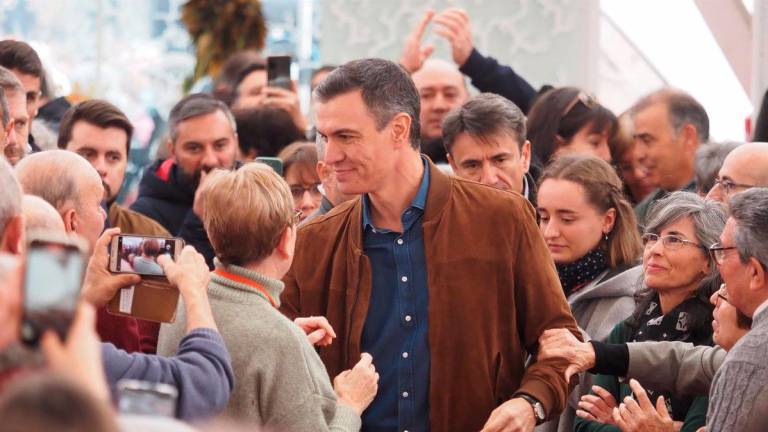 Pedro Sánchez saluda a su llegada a un acto en Valladolid. / Photogenic / Claudia Alba / Archivo Europa Press. 