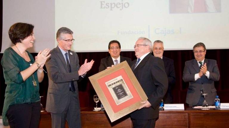 Muere el periodista y escritor Antonio Ramos Espejo, Medalla de Andalucía en 2006 Muere el periodista y escritor Antonio Ramos Espejo, Medalla de Andalucía en 2006