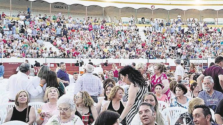 Raphael emociona en la Plaza de Toros Raphael emociona en la Plaza de Toros