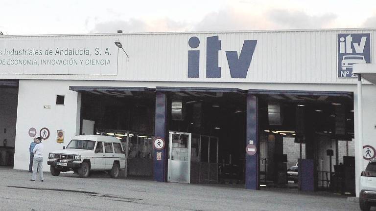 Cesan los refuerzos y vuelven las listas de espera en las ITV Cesan los refuerzos y vuelven las listas de espera en las ITV