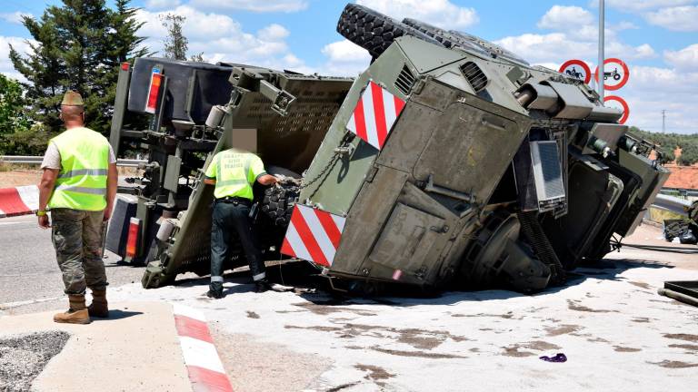 Un camión militar cargado con un tanque vuelca en La Carolina Un camión militar cargado con un tanque vuelca en La Carolina