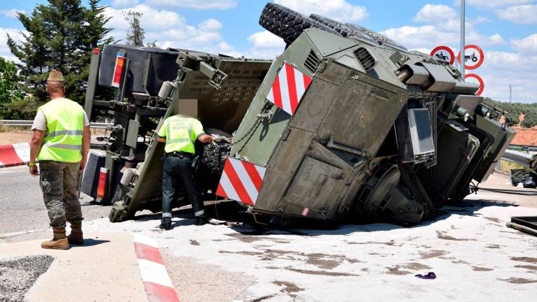 Un camión militar cargado con un tanque vuelca en La Carolina