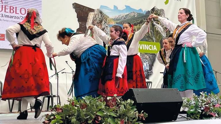 Los Villares y su jota hacen vibrar con su tradición Los Villares y su jota hacen vibrar con su tradición