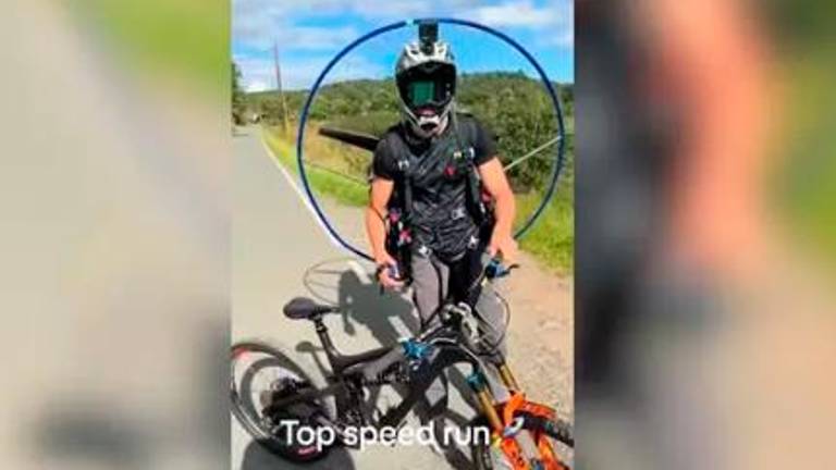 Temeridad en bici por carretera con un motor a la espalda Temeridad en bici por carretera con un motor a la espalda