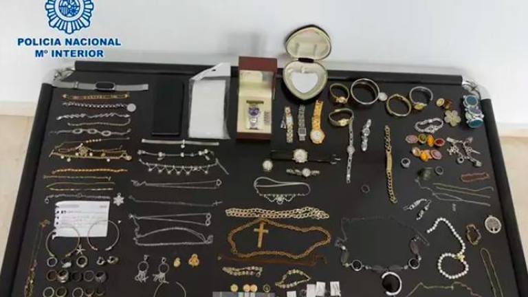 Detenida una mujer acusada de robar joyas a las personas mayores que cuidaba Detenida una mujer acusada de robar joyas a las personas mayores que cuidaba