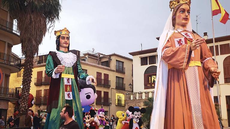 Magia de gigantes y cabezudos para abrir San Mateo en Alcalá la Real Magia de gigantes y cabezudos para abrir San Mateo en Alcalá la Real