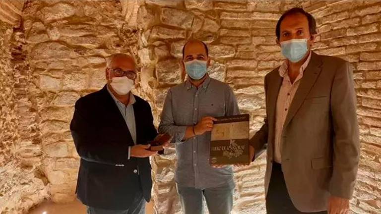 Cultura entrega a Iznatoraf una copia en alta resolución de su fuero Cultura entrega a Iznatoraf una copia en alta resolución de su fuero