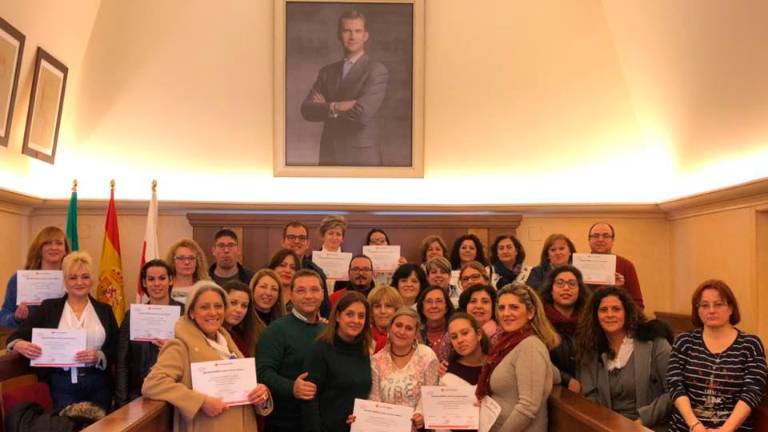 Entrega de diplomas a los participantes de los cursos