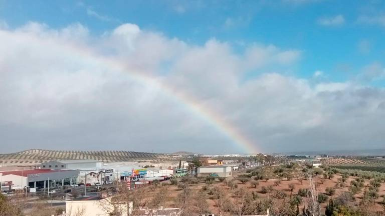 Un espectacular arcoiris tiñe el cielo de Jaén Un espectacular arcoiris tiñe el cielo de Jaén