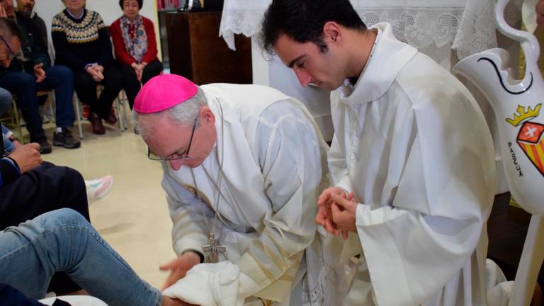 El obispo de Jaén oficia el lavatorio de pies de los internos en la Prisión Provincial