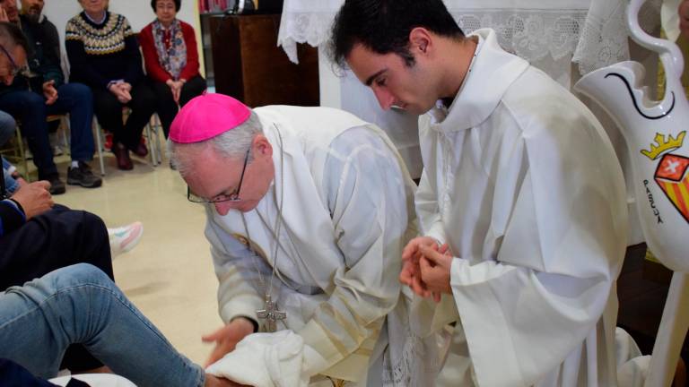 El obispo de Jaén, Sebastián Chico, en el lavatorio de pies de los internos de la Prisión Provincial. / Diócesis de Jaén. 