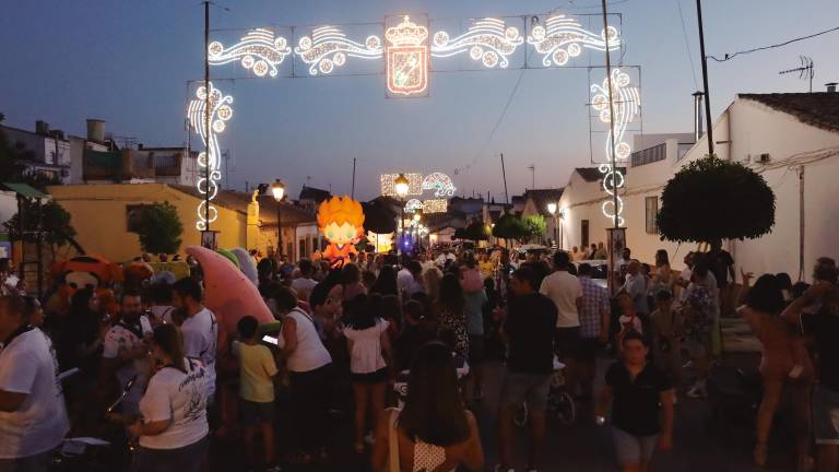 Gigantes, sonrisas y muchos colores para abrir la feria de Rus Gigantes, sonrisas y muchos colores para abrir la feria de Rus