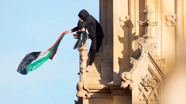 Detenido tras pasar más de 16 horas encaramado al Big Ben con una bandera palestina Detenido tras pasar más de 16 horas encaramado al Big Ben con una bandera palestina