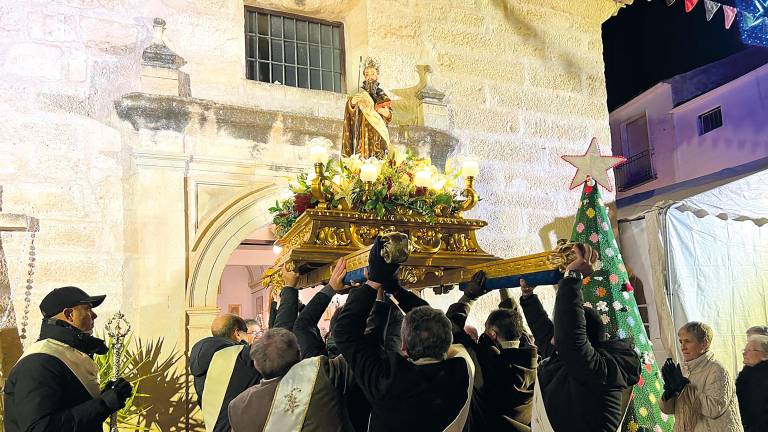 San Antón sale en procesión en una nube de fe en Cárchel San Antón sale en procesión en una nube de fe en Cárchel