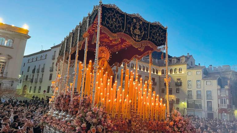 La Virgen de la Esperanza ilumina el camino a sus pies La Virgen de la Esperanza ilumina el camino a sus pies