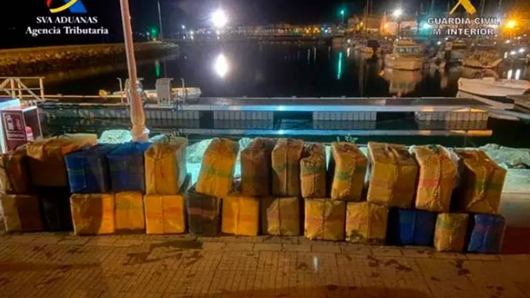 Intervienen unos 6.000 kilos de hachís cerca de la costa de Huelva y detienen a tres personas Intervienen unos 6.000 kilos de hachís cerca de la costa de Huelva y detienen a tres personas