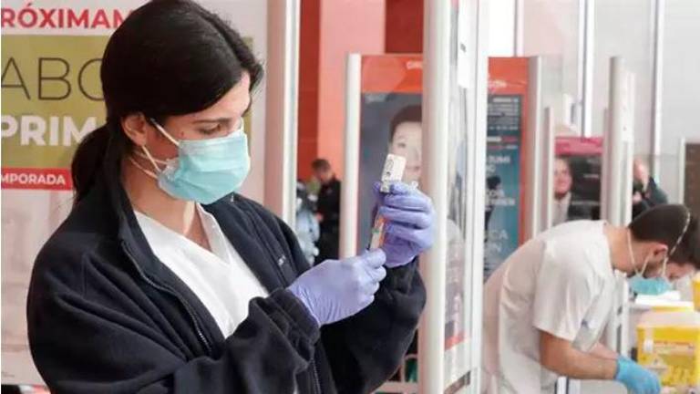 Castilla y León suspende cautelarmente la vacunación de AstraZeneca Castilla y León suspende cautelarmente la vacunación de AstraZeneca