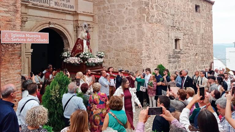 Pétalos blancos en honor de la Virgen del Rosario en Segura de la Sierra Pétalos blancos en honor de la Virgen del Rosario en Segura de la Sierra