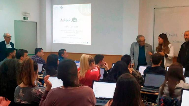 La delegada de Turismo apuesta por la formación La delegada de Turismo apuesta por la formación