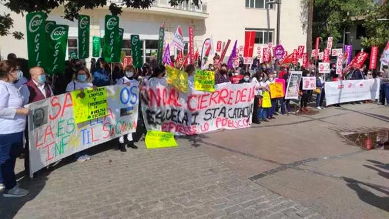 Podemos Andalucía defiende la continuidad de la Escuela Infantil Santa Catalina Podemos Andalucía defiende la continuidad de la Escuela Infantil Santa Catalina