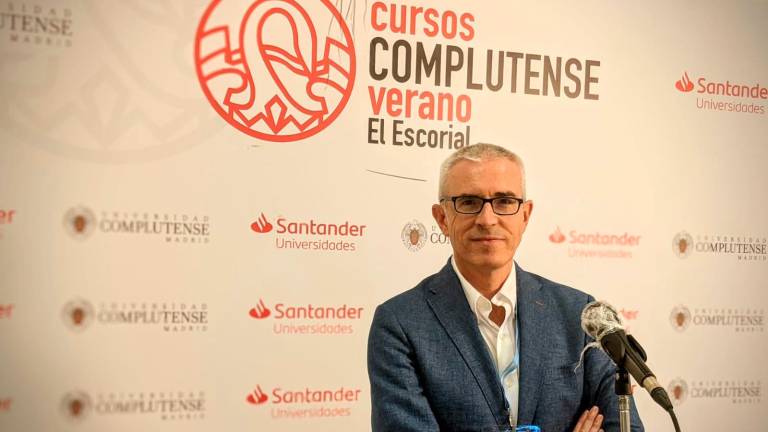 Emilio Lara: “Pérez Galdós fue como un Truman Capote anticipado” Emilio Lara: “Pérez Galdós fue como un Truman Capote anticipado”